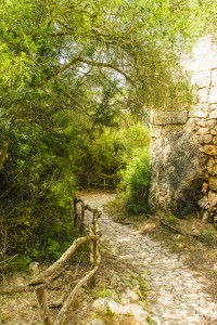 Fußweg zur Bucht Cala Sant Esteve.